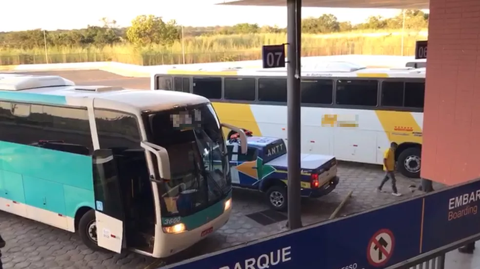 Ônibus clandestino com 39 passageiros é apreendido em Floriano