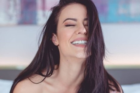  Em live, Paolla Oliveira revela já ter beijando ator com bafo 