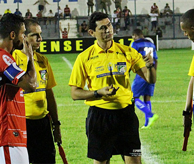 Sem futebol, árbitros recorrem a auxílio emergencial da União