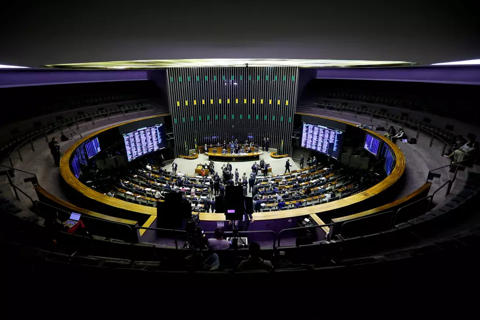 Socorro a times de futebol une 'rivais' no Congresso