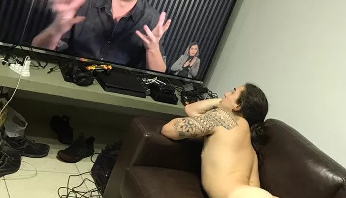 Whindersson Nunes posa nu assistindo TV e Roberta Miranda faz comentário inusitado