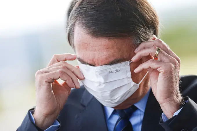 Bolsonaro usa foto sorrindo para ‘lamentar’ as mortes na pandemia