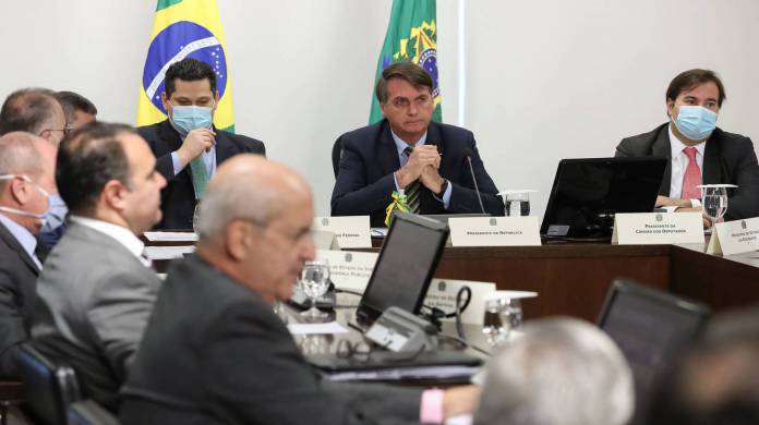 Acuado, Bolsonaro baixa a bola e não fala mais com a imprensa