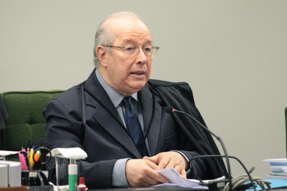 Celso de Mello envia à PGR pedido para reter celular de Bolsonaro
