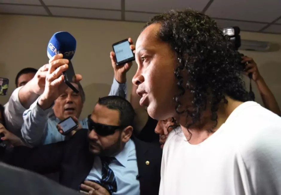 Ronaldinho se pronuncia pela primeira vez na web após prisão