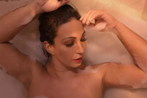 Valesca Popozuda toma banho de espuma e filosofa: 'Relaxar e confiar em Deus'