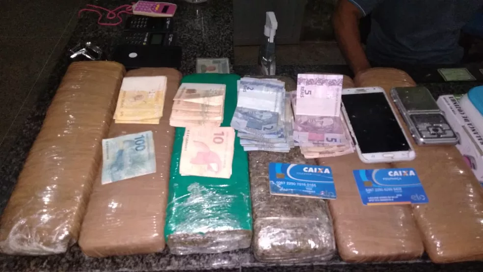 Polícia apreende drogas e três pessoas são conduzidas à delegacia no Piauí