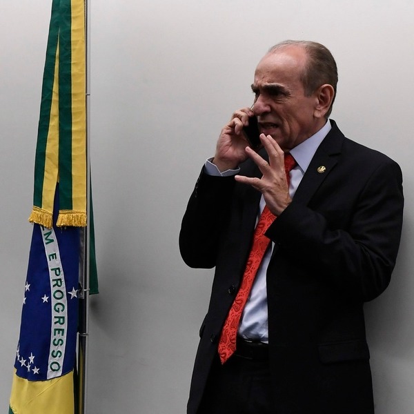 Senador Marcelo Castro aciona polícia após ter o celular clonado