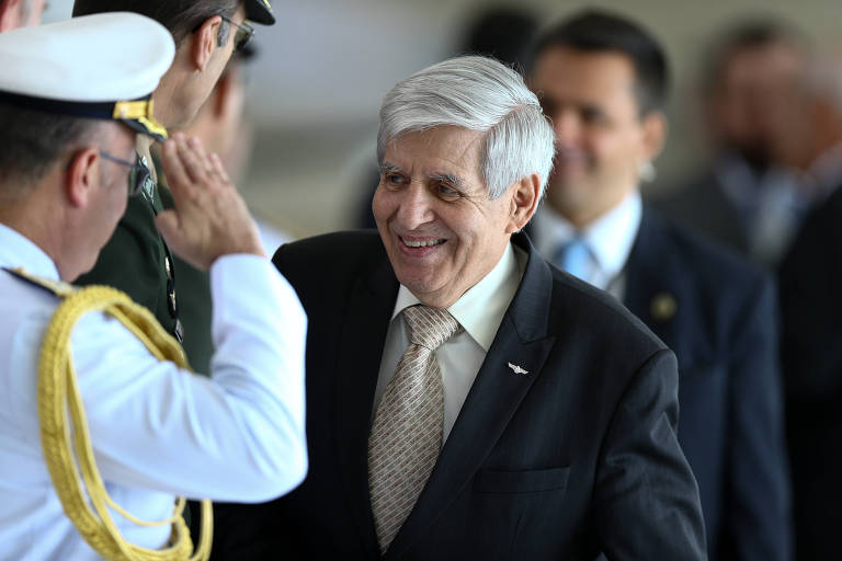 Heleno diz que Adélio é 'débil mental' e contradiz narrativa de Bolsonaro