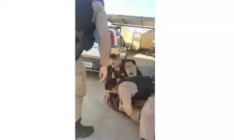Na imagem, advogado é imobilizado e algemado 