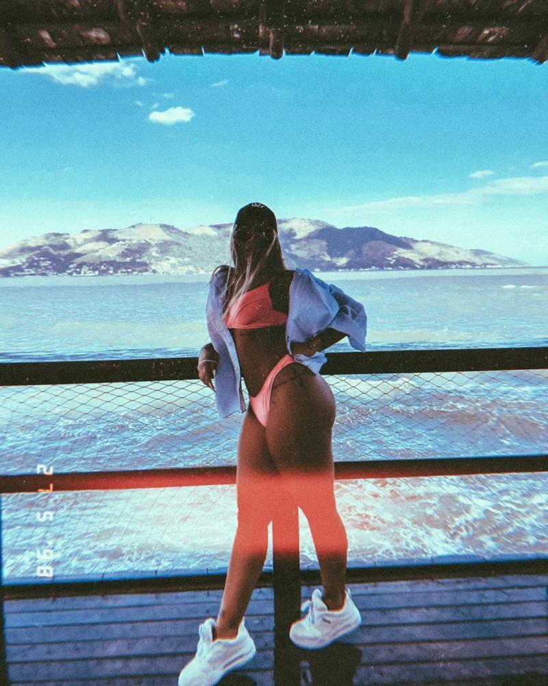 Rafaella Santos mostra corpão em clique de biquíni pertinho do mar