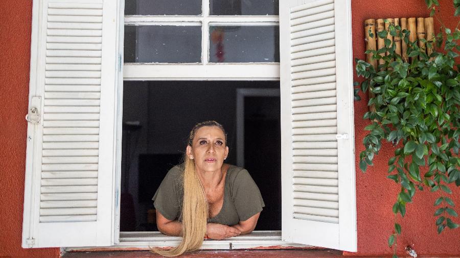Rita Cadillac em sua casa durante pandemia de Covid-19 Imagem: Simon Plestenjak/UOL