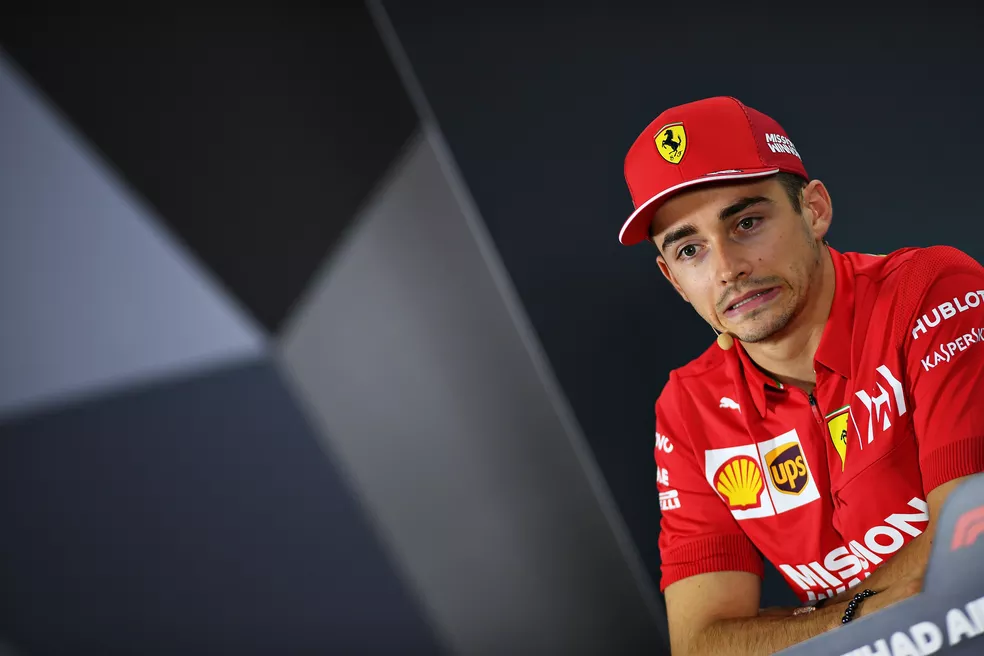 Leclerc faz post após críticas de Hamilton e diz: 'Eu estava errado' 