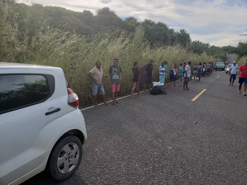 Condutor fugiu e deixou veículo no local em que o menino foi atropelado e morreu, em Palmeirais. — Foto: Divulgação/PMPI 