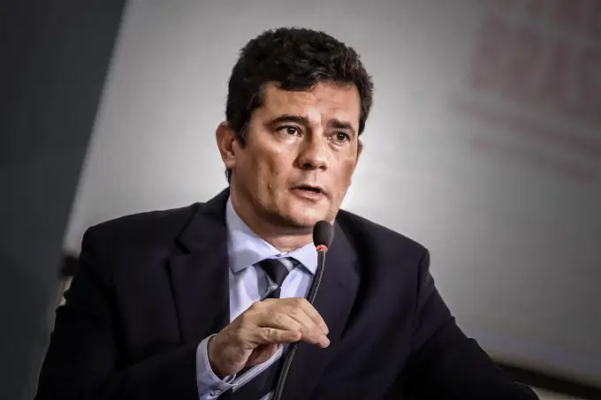 Moro responde Bolsonaro e diz que presidente desejava “rebelião armada”