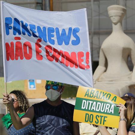 Apoiador do presidente Jair Bolsonaro exibe faixa em que diz que notícia falsa não seria crime em manifestação na avenida Paulista, em São Paulo. - Imagem: Dida Sampaio/Estadão Conteúdo