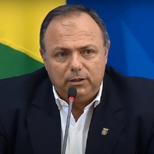 Bolsonaro formaliza general Pazuello como ministro interino da Saúde
