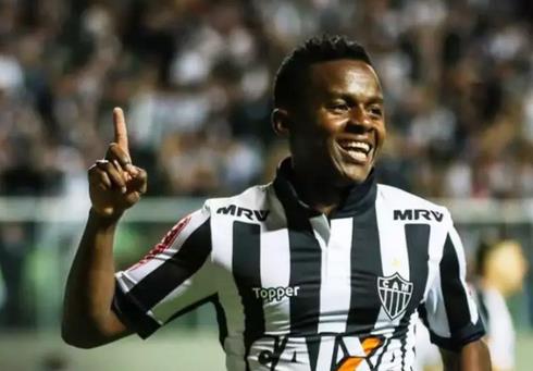 Respostas virão quando a bola rolar, diz Cazares após festa