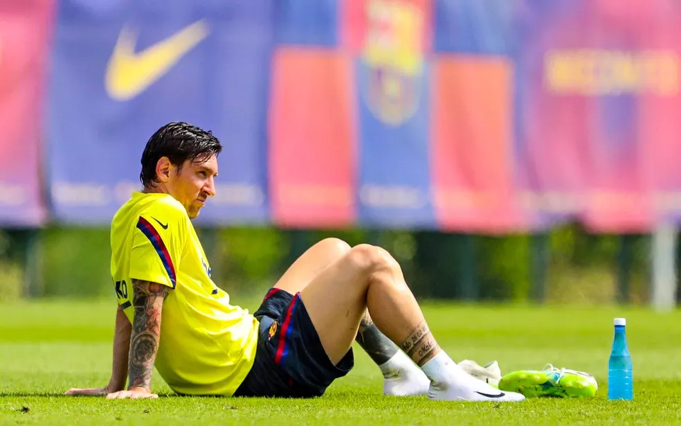 Messi sofre lesão e pode ser desfalque no retorno do Espanhol
