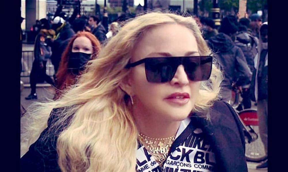  Em protesto, Madonna abraça manifestante e diz: 'tenho anticorpos, não se preocupe' 