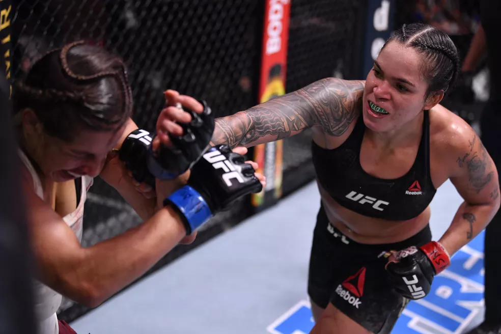 Amanda castiga Spencer e segue com dois cinturões do UFC
