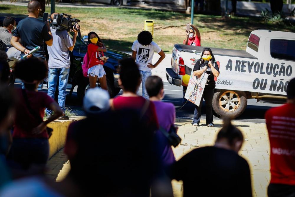 Grupo realiza manifestação antifascista no Centro de Teresina