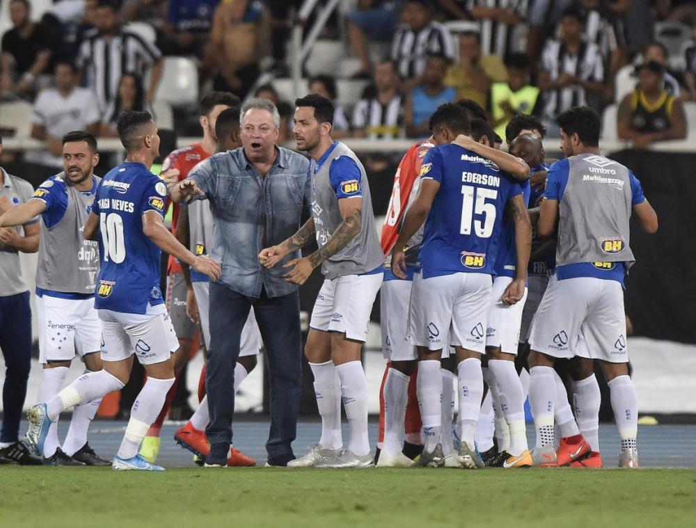 Cruzeiro faz 2 a 0 no Botafogo e sai da zona de rebaixamento