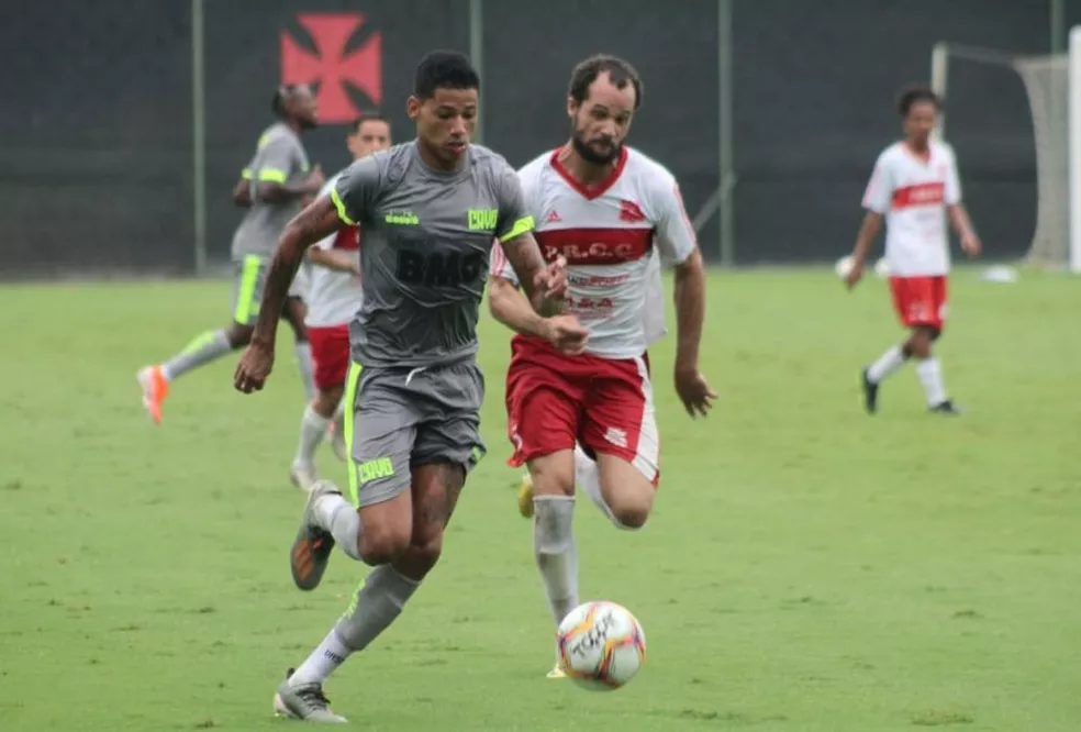 Marrony vai a São Januário se despedir após acerto com Galo