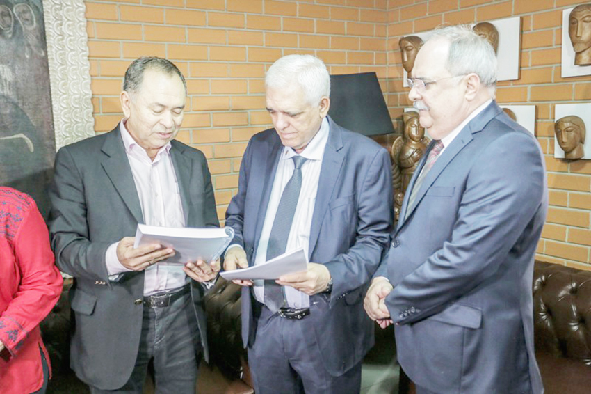 O presidente da Alepi, Themístocles Filho, recebeu a propostas das mãos do governo - Foto: Thiago Amaral/Alepi