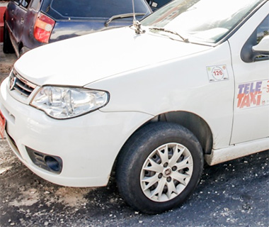 Taxista é esfaqueado por casal de assaltantes durante corrida 