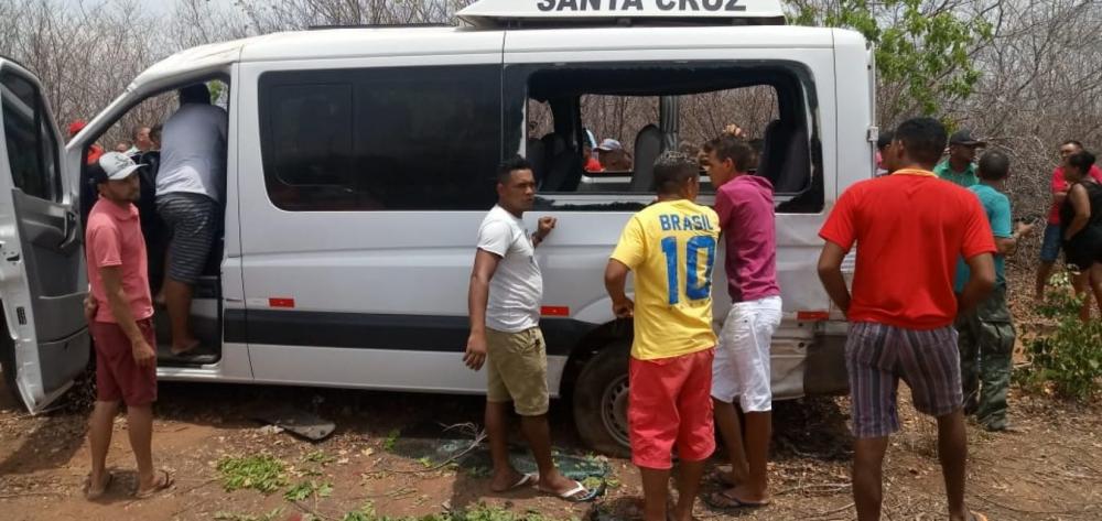 Van desvia de motocicleta, tomba e mata duas pessoas no Sul do Piauí