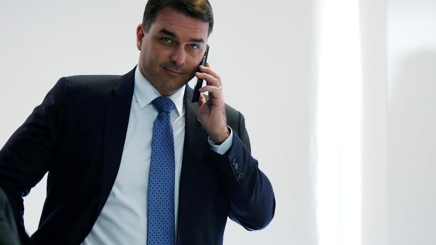 Juiz determina entrega de dados de 12 anos de viagens de Flávio Bolsonaro