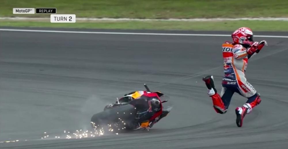 Formiga Atômica da MotoGP cai feio após 'caminhada no ar