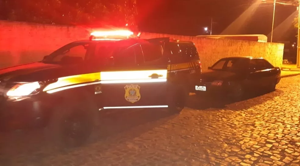 PRF prende acusado de homicídio triplamente qualificado e corrupção de menores