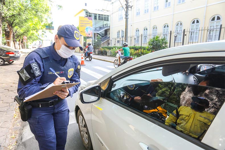 Guarda Municipal e Strans montam barreiras para identificar pessoas com covid-19