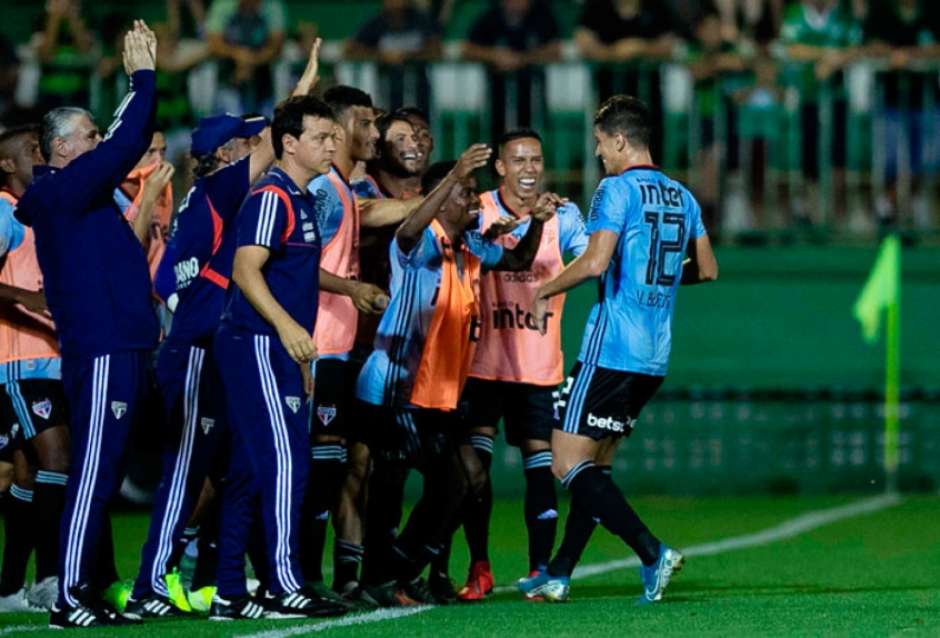 São Paulo reage após derrota em clássico e atropela a Chapecoense
