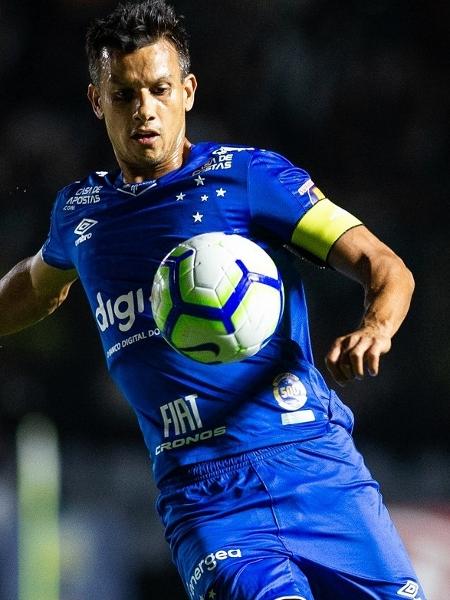 Jogador do Cruzeiro cai com carro em penhasco e é hospitalizado em MG