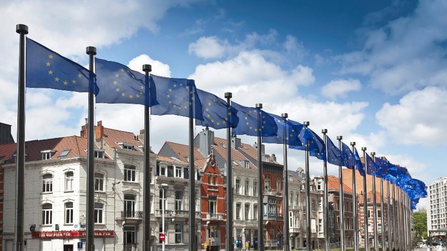 Parlamento Europeu com bandeiras da União Europeia em Bruxelas, na Bélgica - Imagem: Getty Images