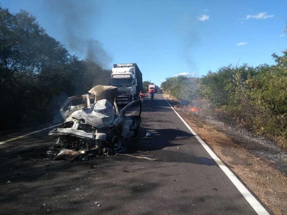 Duas pessoas morrem carbonizadas após acidente na BR-135