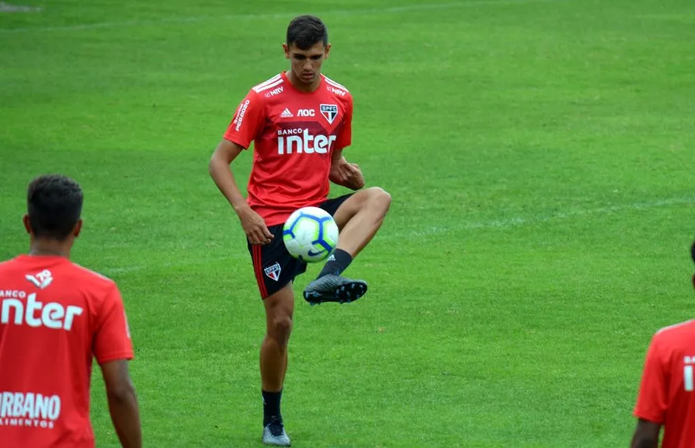 Na mira do Barcelona, zagueiro pede rescisão ao São Paulo