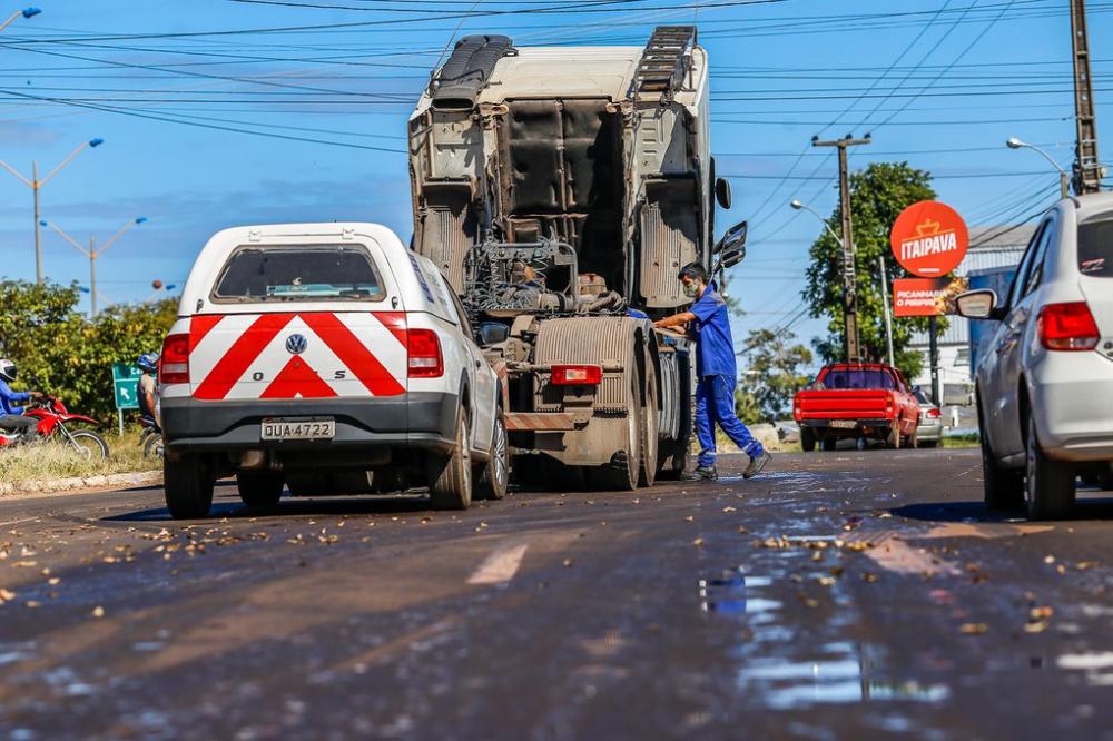 Vazamento de óleo em carreta causa transtornos na BR 343 em Teresina