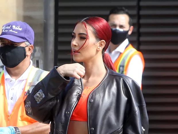 Kim Kardashian exibe novo cabelo vermelho em passeio por Malibu