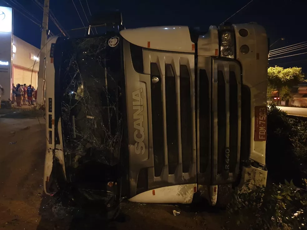 Carreta tomba na BR-316 e motorista fica gravemente ferido