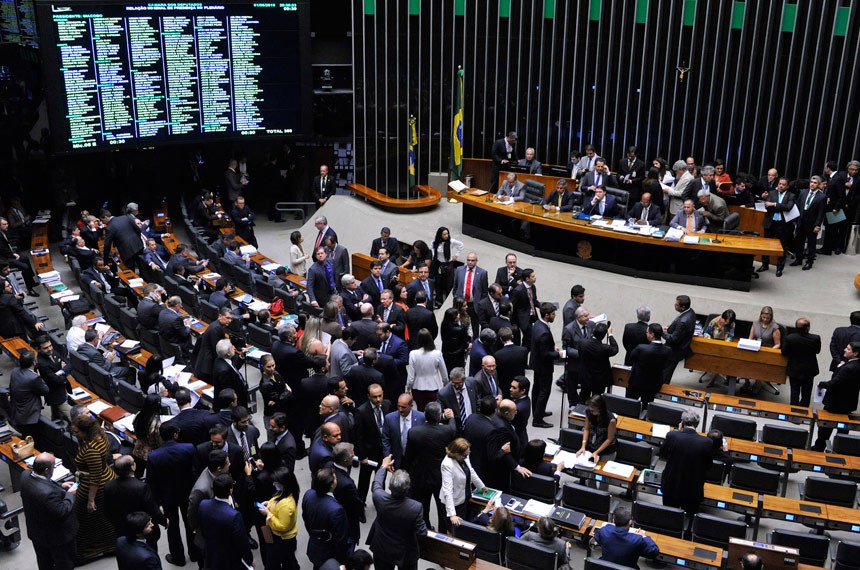 Câmara pode votar hoje proposta que adia eleições deste ano