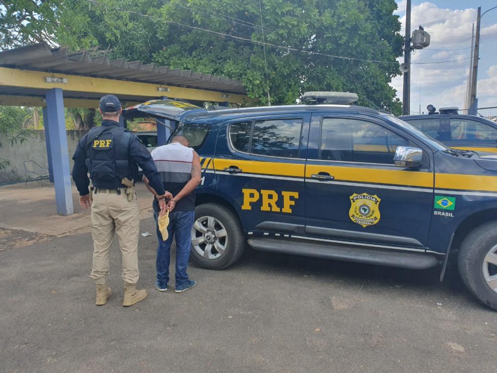 Homem tenta fugir de abordagem e é preso pela PRF na BR-316
