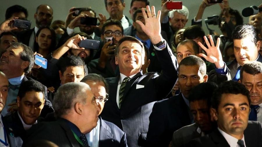 O presidente Jair Bolsonaro e o ministro da Economia, Paulo Guedes, deixam o Congresso após entrega de projetos econômicos - Imagem: Marcelo Camargo/Agência Brasil