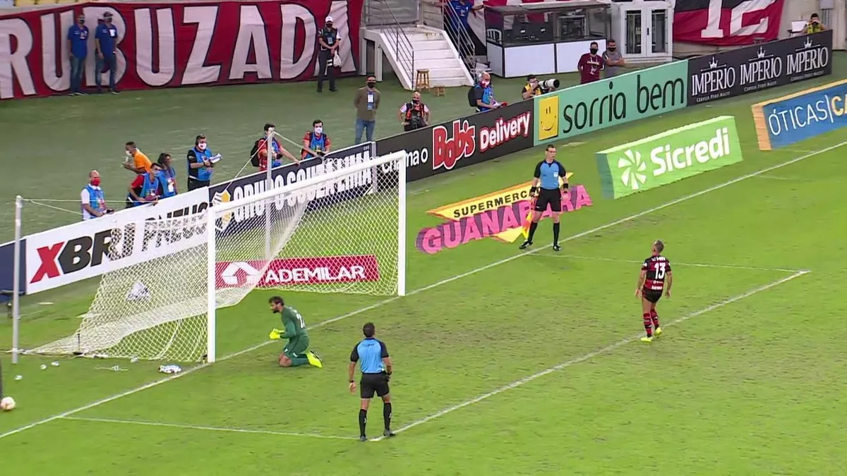 À distância, Fred vibra com 1º título na volta: 'Orgulho de vocês'