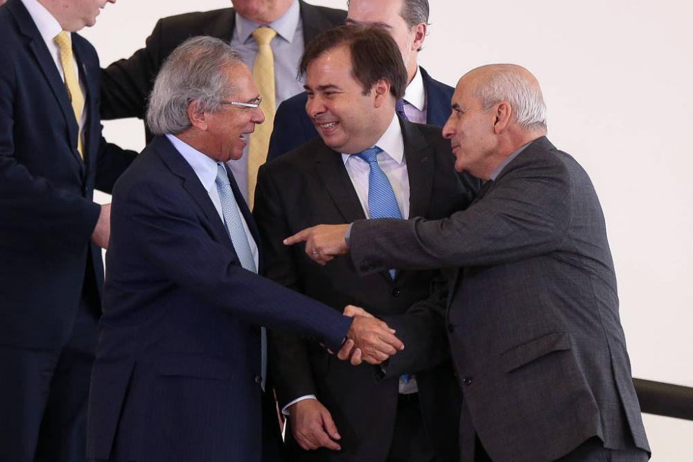  Paulo Guedes (de óculos) e Rodrigo Maia (ao centro) - Pedro Ladeira-11.fev.20/Folhapress 