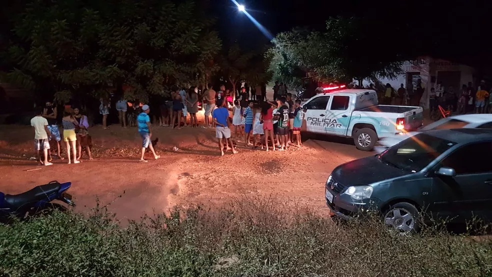 Jovem é morto em bar e população ateia fogo na casa de suspeita, ex-companheira da vítima