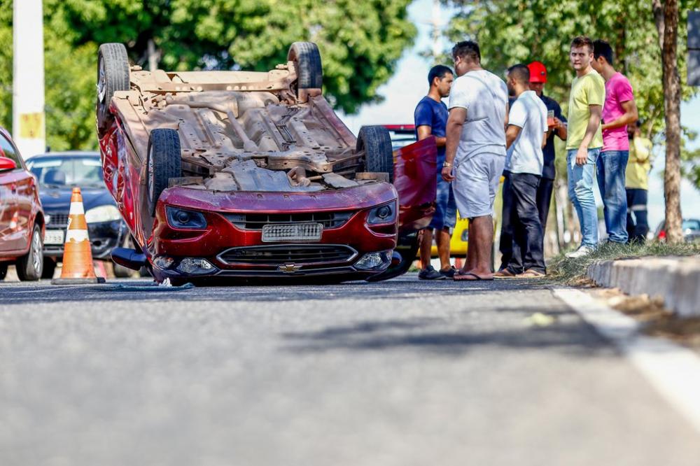 Carro capota após colisão na Avenida dos Ipês no bairro São João